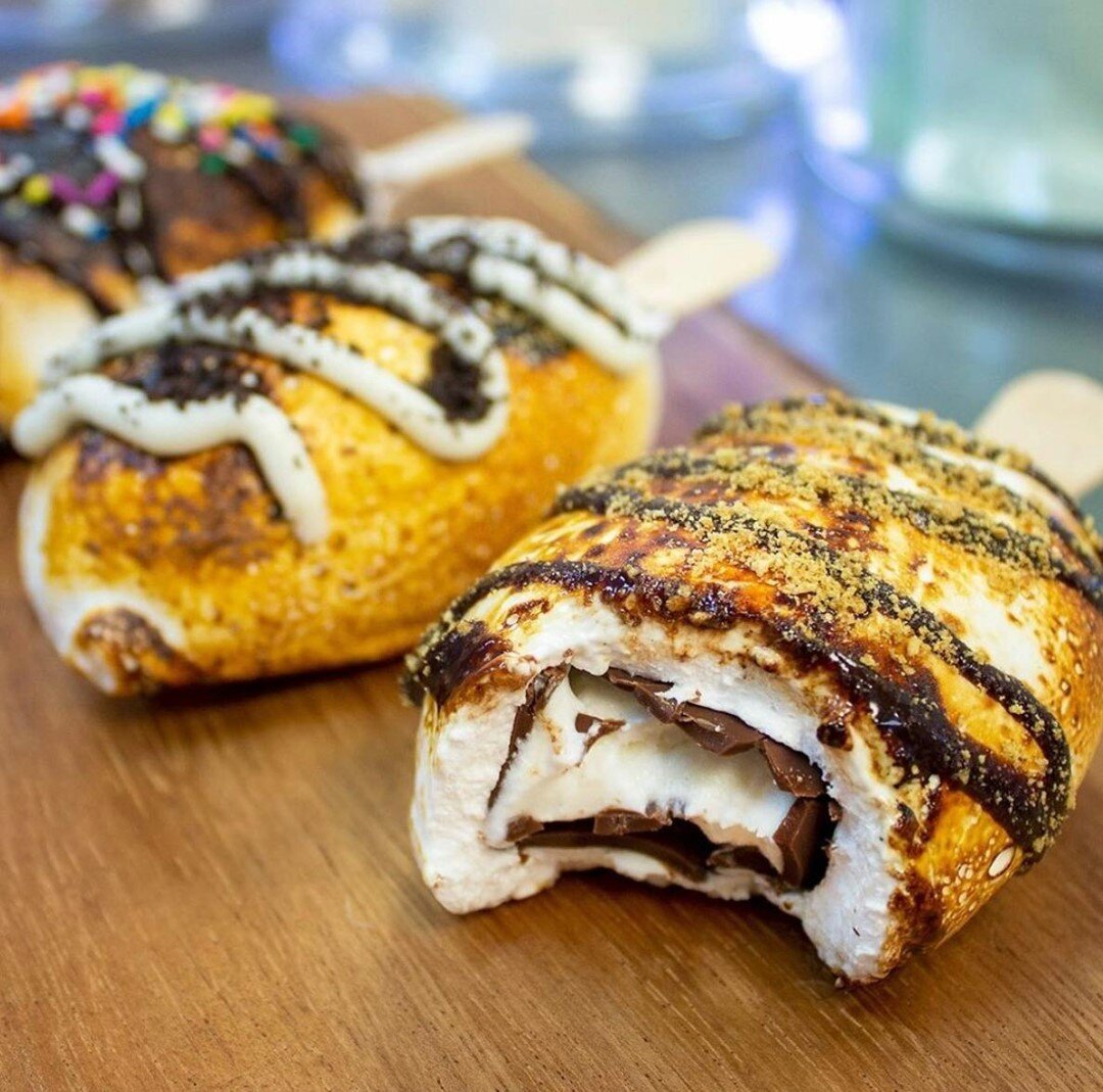 Happy National Toasted Marshmellow Day! Do you like your marshmallows charred or golden brown?⠀
⠀
Check out these INSANE toasted marshmallow pops from @toasted.mallow⠀
#dessert #delicious #hungry #toasted